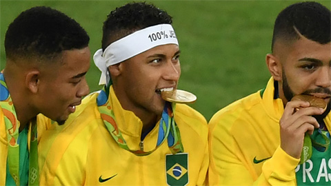 Neymar và các đồng đội được trao huy chương vàng Olympic