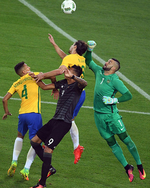Brazil liên tục ồn ép đối thủ ở những phút cuối trân nhưng không thành công