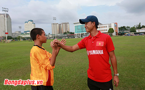 HLV Thành Công bắt tay các cầu thủ trẻ