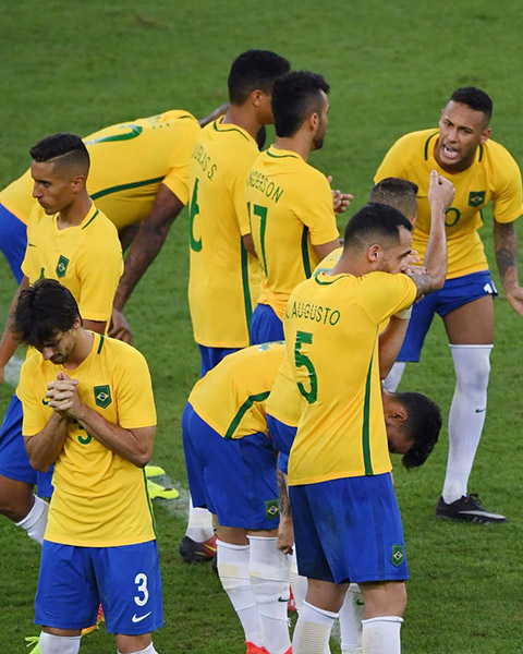 Neymar liên tục động viên đồng đội trong loạt đá Penalty