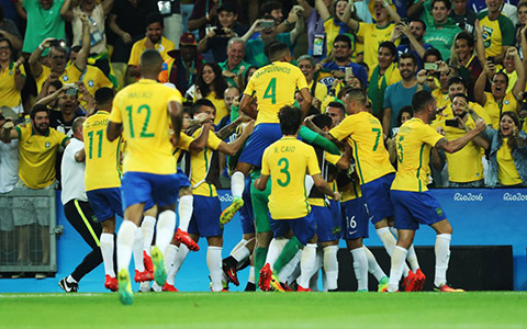 Niềm vui khôn tả của các cầu thủ O.Brazil sau khi giành được thắng lợi lịch sử