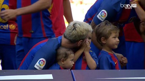Hai con và bạn gái Messi dự khán trận khai màn La Liga