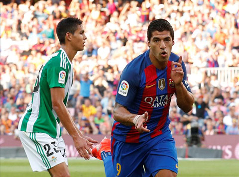 Suarez đã lập hat-trick trong trận mở màn La Liga 2016/17