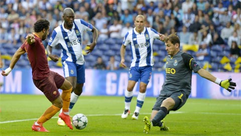 Casillas (phải) và đồng đội khó lòng cản bước Roma tiến vào vòng bảng