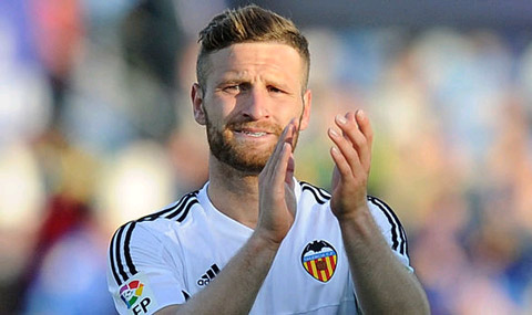 Shkodran Mustafi - Valencia sang Arsenal (25 triệu bảng) - HLV Arsene Wenger đang gấp rút đưa về Emirates một trung vệ mới trước làn sóng phản đối mạnh mẽ từ người hâm mộ. Mustafi là mục tiêu hàng đầu và Valencia nhiều khả năng sẽ để cầu thủ người Đức ra đi.