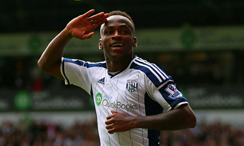 Saido Berahino - West Brom sang Stoke (20 triệu bảng) - Tương lai của Berahino phụ thuộc vào HLV Tony Pulis. Nếu West Brom chiêu mộ được tiền đạo khác thế chỗ, có thể là Loic Remy hay Islam Slimani, chân sút 23 tuổi mới được ra đi.