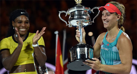 Serena Williams (trái) và Angelique Kerber