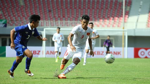  U19 Việt Nam  (áo trắng) sẽ tiếp tục rèn bài phòng ngự phản công trong trận tiếp chủ nhà vào chiều nay