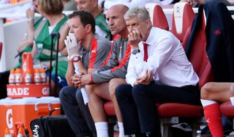 HLV Wenger đang đối mặt với nhiều khó khăn