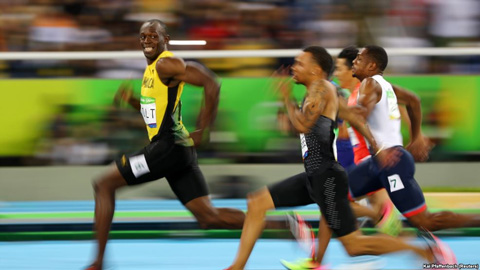 Usain Bolt luôn về đích trước dù xuất phát sau
