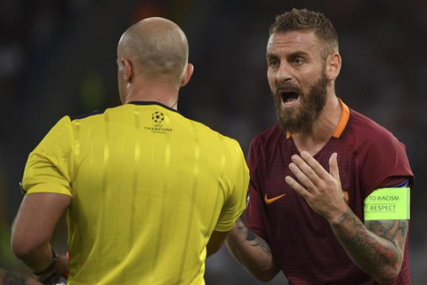 De Rossi dính thẻ đỏ ngớ ngẩn