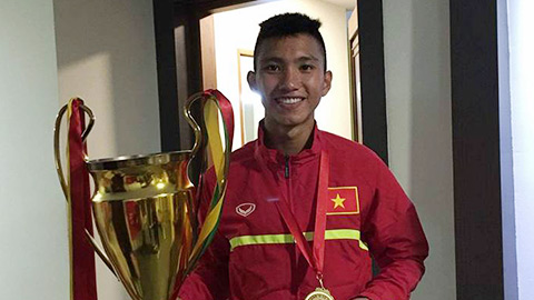 Được trả điện thoại, U19 Việt Nam thi nhau chụp ảnh với cúp vô địch