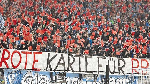 Băng rôn phản đối RB Leipzig trên khán đài