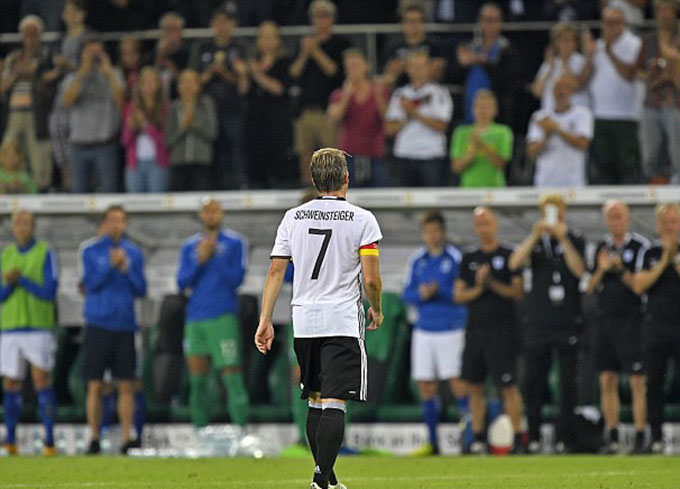 Schweinsteiger hướng mắt tới khán đài sân Borussia Park chia tay NHM