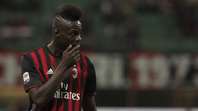 Balotelli gia nhập Milan năm 2013 từ Man City, sau đó chuyển sang Liverpool năm 2014 và được đội chủ sân Anfield đẩy lại Milan năm 2015