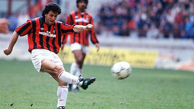 Donadoni khoác áo AC Milan trong 10 năm (1986-1996) trước khi sang Mỹ khoác áo MetroStar. Năm 1997, ông trở lại sân San Siro và thi đấu thêm 2 năm