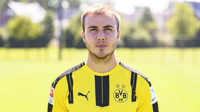 Goetze chia tay Dortmund năm 2013 sang Bayern, trước khi quay trở lại mùa hè này