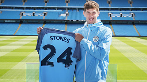 Trung vệ John Stones