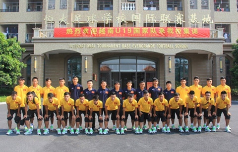 U19 Việt Nam chụp ảnh lưu niệm trước cổng trường đào tạo bóng đá trẻ của Guangzhou Evergrande