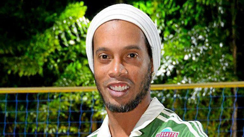 Ronaldinho trở lại Barca sau 8 năm xa cách