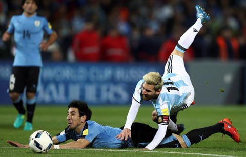 Chấn thương của Messi và Gomes (ảnh chủ) đang khiến Barca lao đao vì mất quân