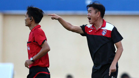 HLV Phan Thanh Hùng gọi trận hòa với FLC Thanh Hóa là "điên rồ"