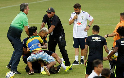 CĐV chạy vào ôm và kéo ngã Neymar