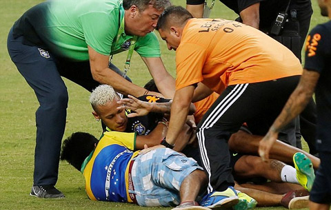 Neymar bảo vệ CĐV trước sự can thiệp của nhân viên an ninh
