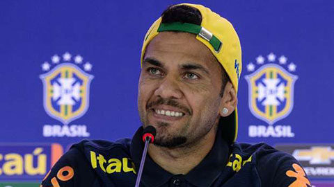 Dani Alves sẽ là thủ quân ĐT Brazil trong trận gặp Colombia