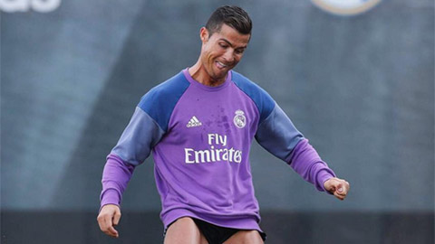 Ronaldo khoe cơ bắp cuồn cuộn ở buổi tập cùng Real