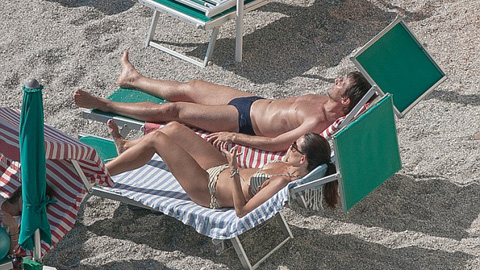 Ngoại hạng Anh tạm nghỉ, HLV Conte đưa vợ đi phơi nắng
