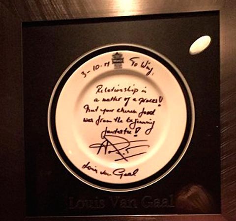 Chiếc đĩa với chữ ký của Van Gaal