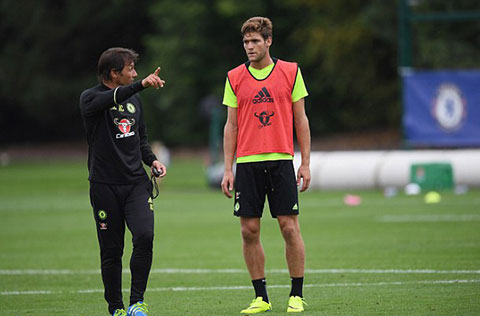 HLV Conte trao đổi cùng Alonso trên sân tập