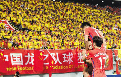 Các cầu thủ Hàn Quốc ăn mừng trước đám đông CĐV Trung Quốc