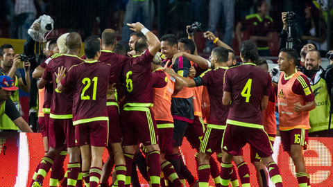 Các cầu thủ Venezuela ăn mừng bàn thắng vào lưới Argentina