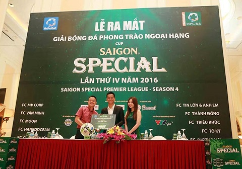 Đại diện của Công ty Vietfootball, đơn vị tổ chức giải và đại diện Mobi TV ký hợp đồng hợp tác