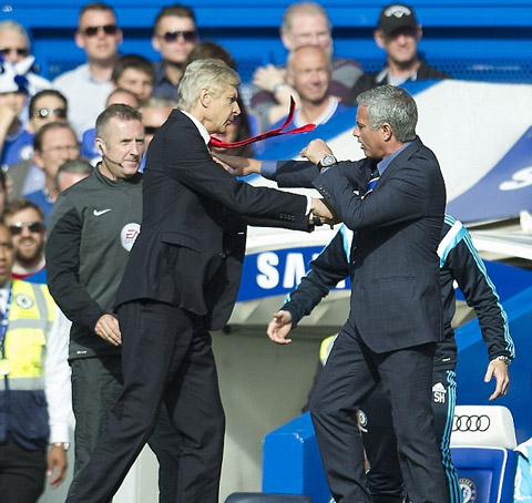 Wenger và Mourinho từng suýt choảng nhau bên ngoài sân