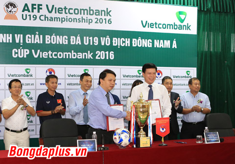 Vietcombank trở thành nhà tài trợ chính của VCK U19 Đông Nam Á 2016 - Ảnh: Đức Cường