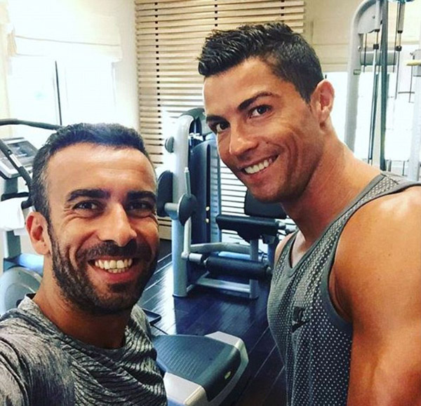 Ricky và Ronaldo thân thiết như hình với bóng