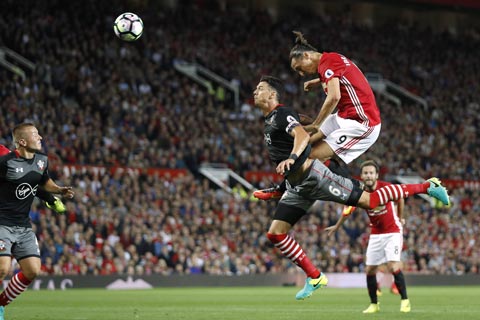 Ibrahimovic (phải)  sẽ ghi bàn vào lưới Man City của Pep?