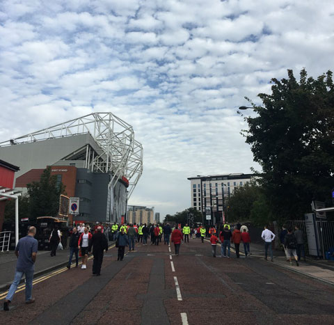 Dòng người kéo về Old Trafford ngày một đông hơn