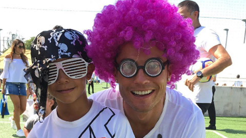 Ronaldo đội tóc hồng dự tiệc ở Real