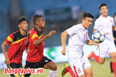 U19 Việt Nam (áo trắng) chưa tạo được nhiều cơ hội nguy hiểm như hiệp 1 - Ảnh: Đức Cường