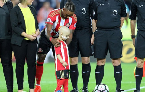 Các CĐV đều chúc phúc cho cậu nhóc Bradley Lowery 
