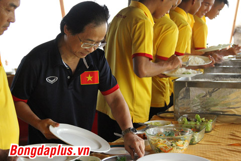 Ông Nguyễn Lân Trung - Ủy viên BCH VFF, Trưởng đoàn U16 Việt Nam có nhiều kinh nghiệm đi nước ngoài nhưng cũng gặp khó với đồ ăn Ấn Độ