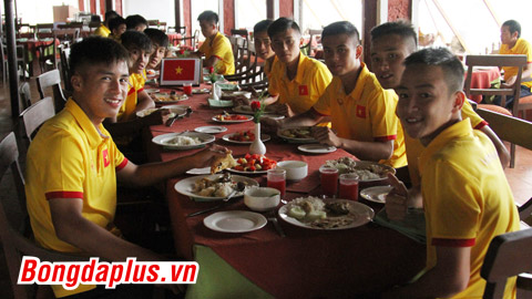 U16 Việt Nam lắc đầu ngao ngán với... đồ ăn Ấn Độ