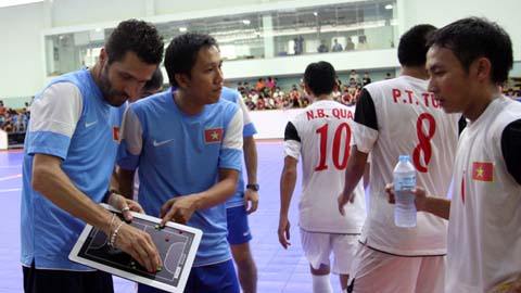 HLV người Italia Sergio Gargelli (trái) từng có thời gian dẫn dắt ĐT Futsal Việt Nam