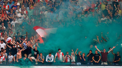 M.U thua vì CĐV Feyenoord hát bài hát của… Liverpool