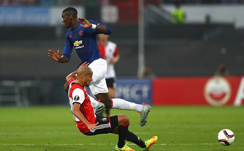 Pogba liên tục làm mất bóng trong trận đấu với Feyenoord