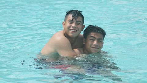 Tuyển thủ U16 Việt Nam thư giãn ở bể bơi sau khi thua Nhật Bản